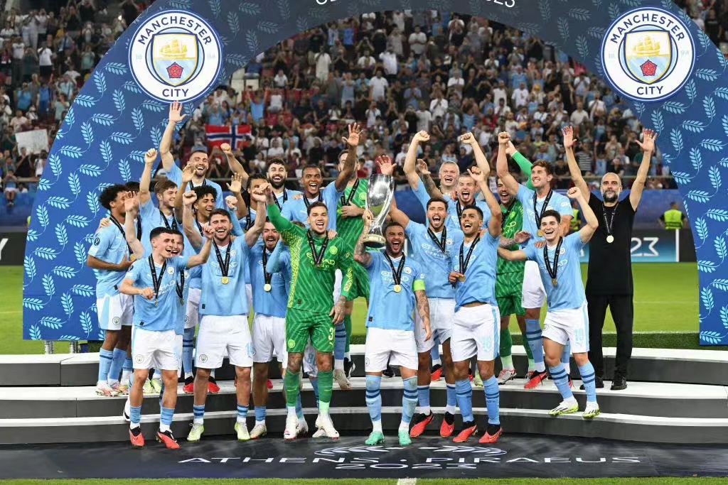 Manchester City viervoudig kampioen Huazhang, Europese Super Cup strafschop Lore